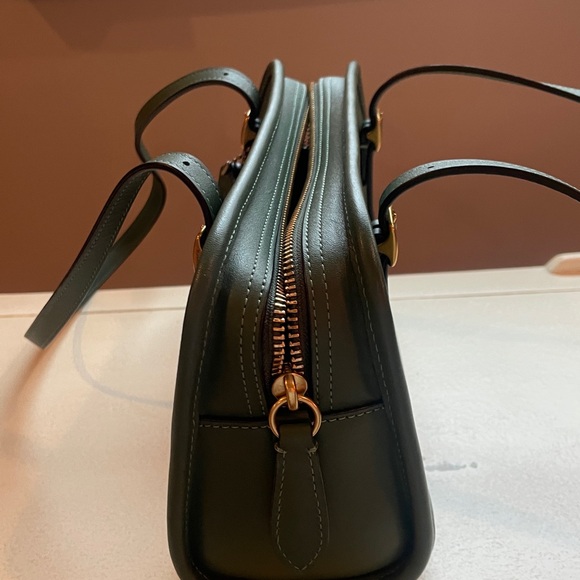 Elegant Green Leather Shoulder Bag - Picture 2 of 8